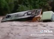 Truk Milik Kontraktor Hanyut di Sungai Bastem
