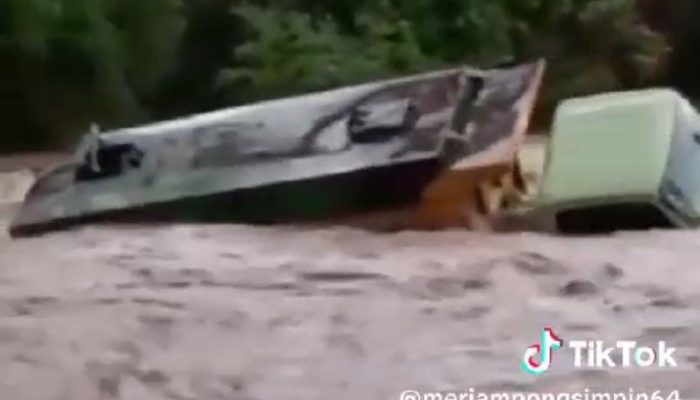 Truk Milik Kontraktor Hanyut di Sungai Bastem