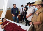 Gubernur Sulsel Besuk Bidan Korban Longsor Bonglo di At Medika