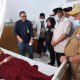 Gubernur Sulsel Besuk Bidan Korban Longsor Bonglo di At Medika