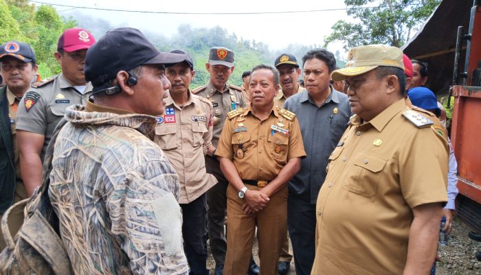 Penjabat Bupati Luwu, Muhammad Saleh, di lokasi longsor, memantau kondisi terkini.(Chaeruddin)