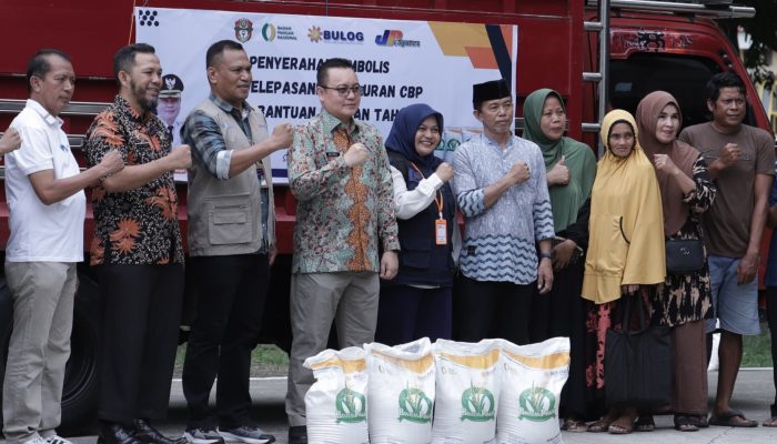 Pemkab dan Bulog Wajo Salurkan 336 Ton Bantuan Pangan Beras ke Masyarakat