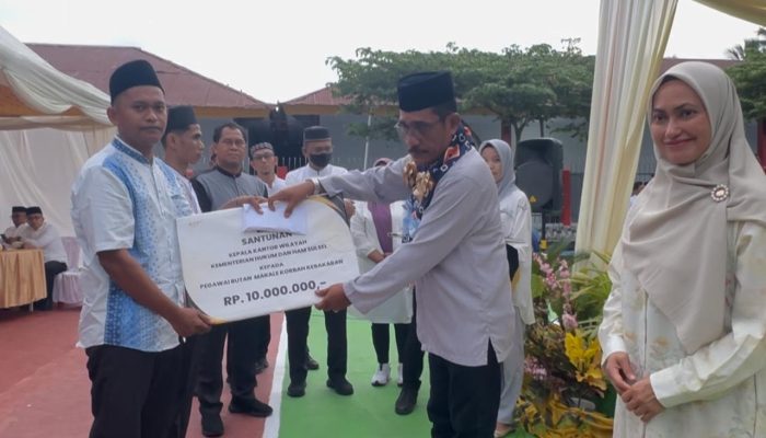 Liberti Sitinjak Salurkan Bantuan Kepada Dua Pegawai Rutan Makale Korban Kebakaran