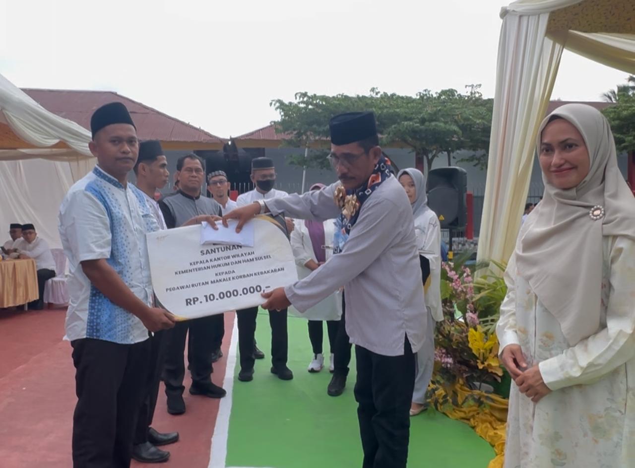 Liberti Sitinjak Salurkan Bantuan Kepada Dua Pegawai Rutan Makale Korban Kebakaran