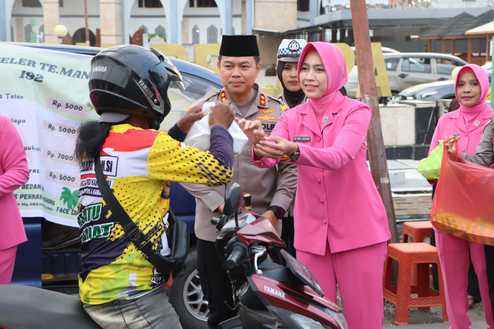 Kapolres Luwu Didampingi Bhayangkari Ngabuburit Berbagi Takjil