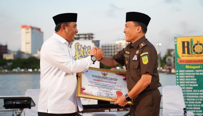 Leonard Simanjuntak Pamit Pindah Tugas, Pj Gubernur Sulsel Berikan Penghargaan