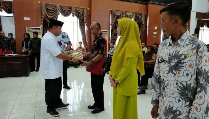 Pj Bupati Sinjai Serahkan SK Kenaikan Pangkat Sopir Randis