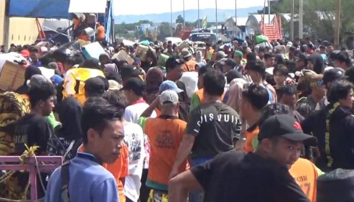 Puluhan Ribu Pemudik Tiba di Pelabuhan Ajatappareng Parepare