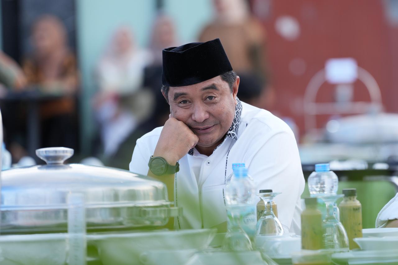Pj Gubernur Bahtiar dan Keluarga Salat Id di Masjid Kubah 99 Asmaul Husna