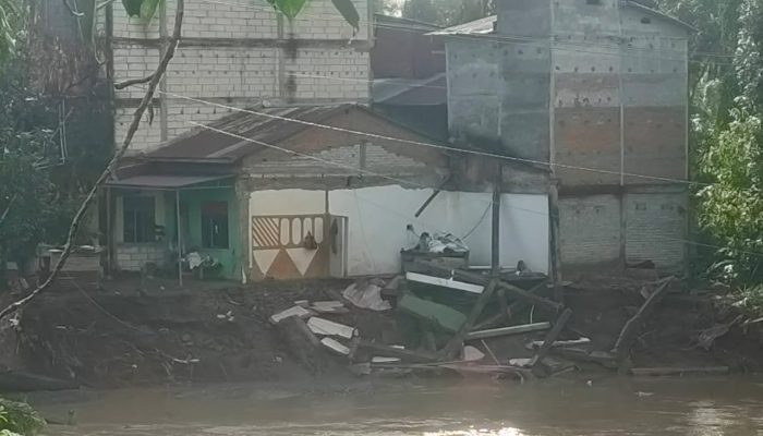 Banjir Pinrang Hanyutkan Satu Rumah Warga di Desa Bamba