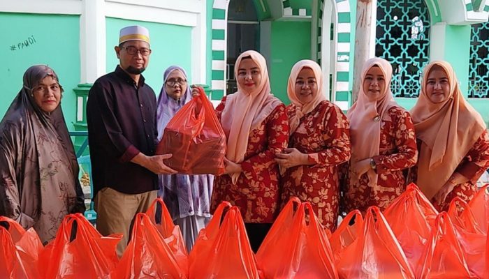 DWP Sidrap Buka Puasa Bersama dan Bantu Petugas Masjid