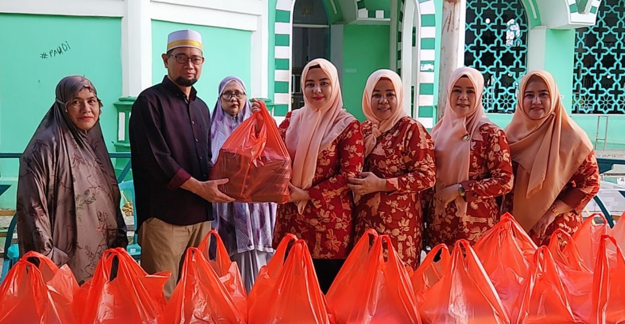 DWP Sidrap Buka Puasa Bersama dan Bantu Petugas Masjid