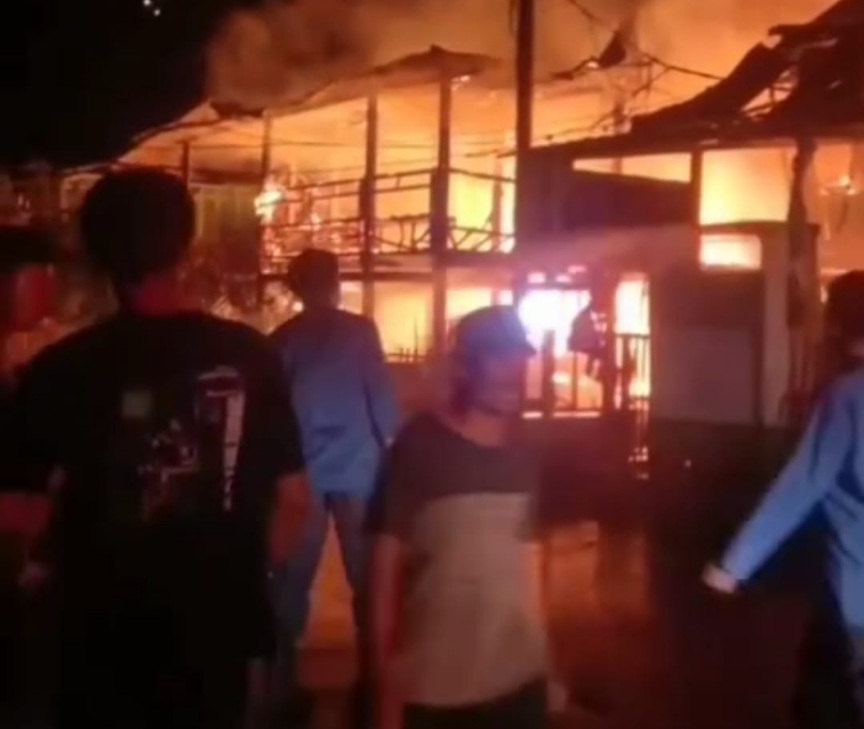 Kebakaran Habiskan Dua Rumah Warga, di Wattang Sidenreng