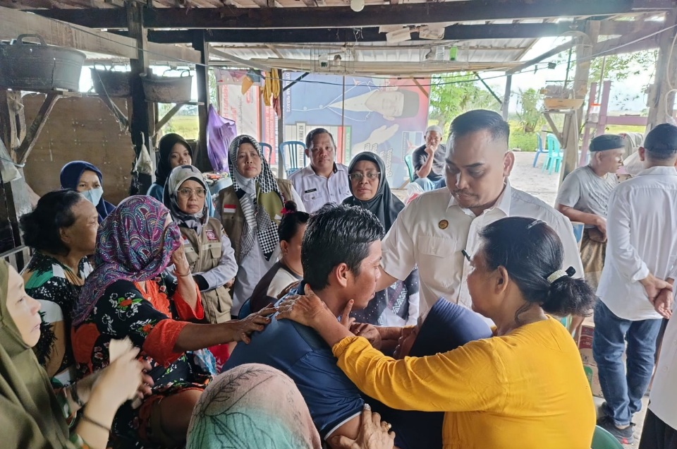 Pj Sekda Sidrap, Serahkan Bantuan untuk Korban Kebakaran