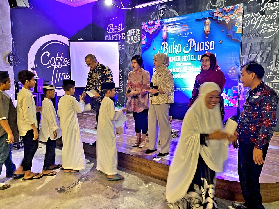 Peduli Anak Yatim, Managemen Hotel Dalton Makassar Gelar Buka Puasa