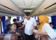 Penjabat Gubernur Sulsel Lepas 500 Peserta Mudik Gratis, Beri Bantuan Paket Sembako