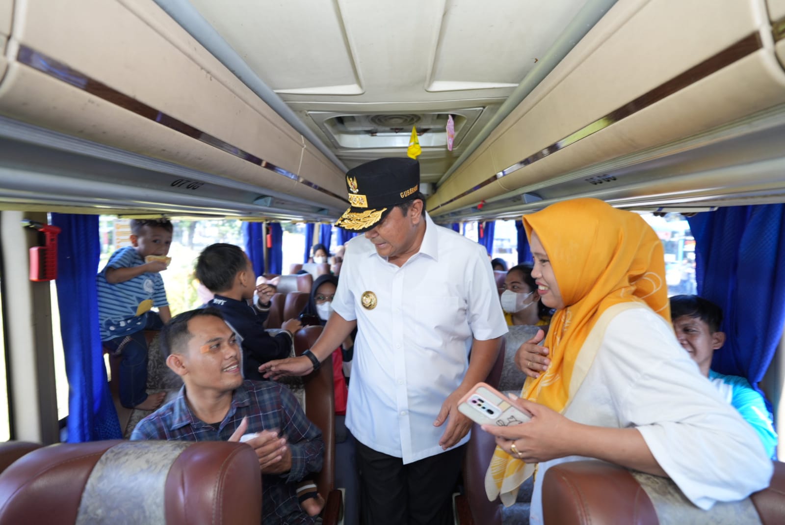 Penjabat Gubernur Sulsel Lepas 500 Peserta Mudik Gratis, Beri Bantuan Paket Sembako