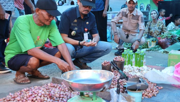 Pastikan Stok dan Harga Sembako Stabil Jelang Lebaran, Sekda Pinrang Lakukan Operasi Pasar
