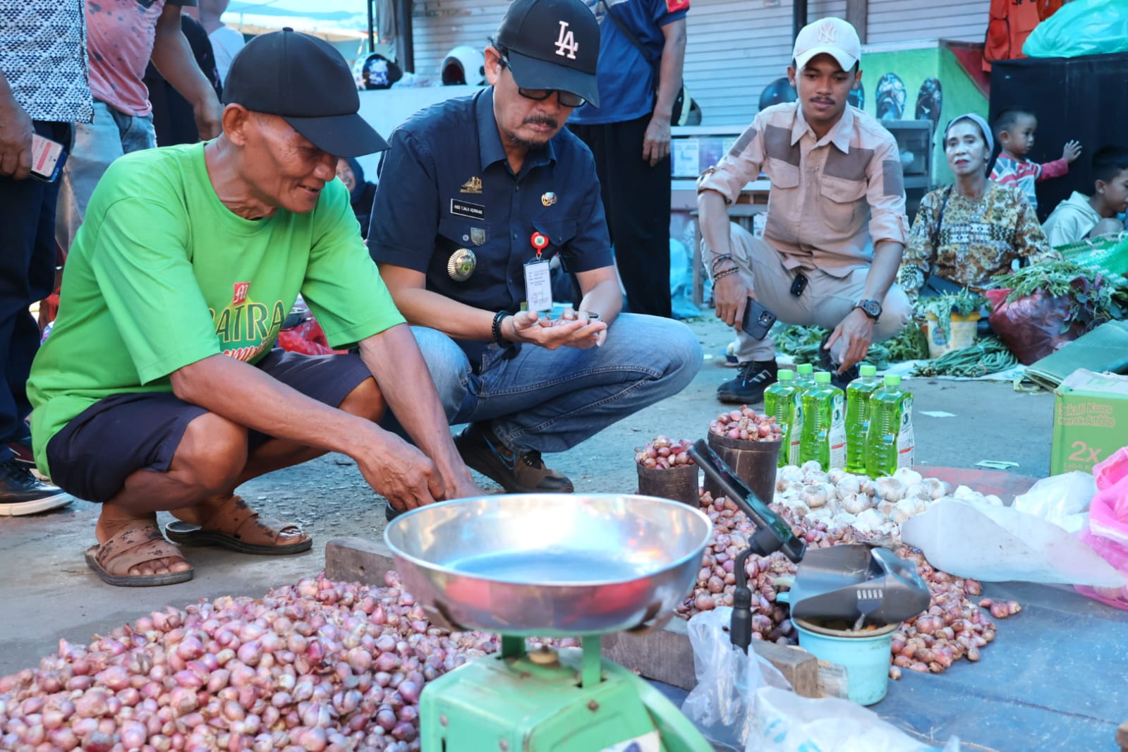 Pastikan Stok dan Harga Sembako Stabil Jelang Lebaran, Sekda Pinrang Lakukan Operasi Pasar