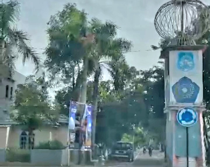 Terekam CCTV, Baligho Calon Bupati Sidrap Dirusak Orang Tak Dikenal