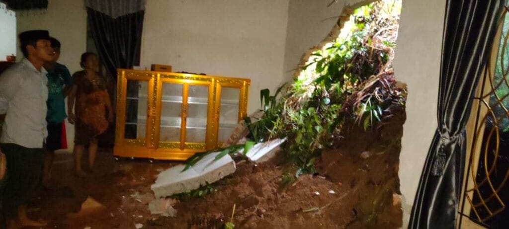 3 Rumah Warga Sinjai Borong Rusak Dihantam Tanah Longsor