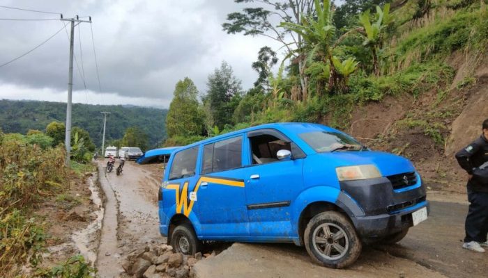 Pj Bupati Sinjai Pantau Titik Longsor di Kecamatan Sinjai Borong
