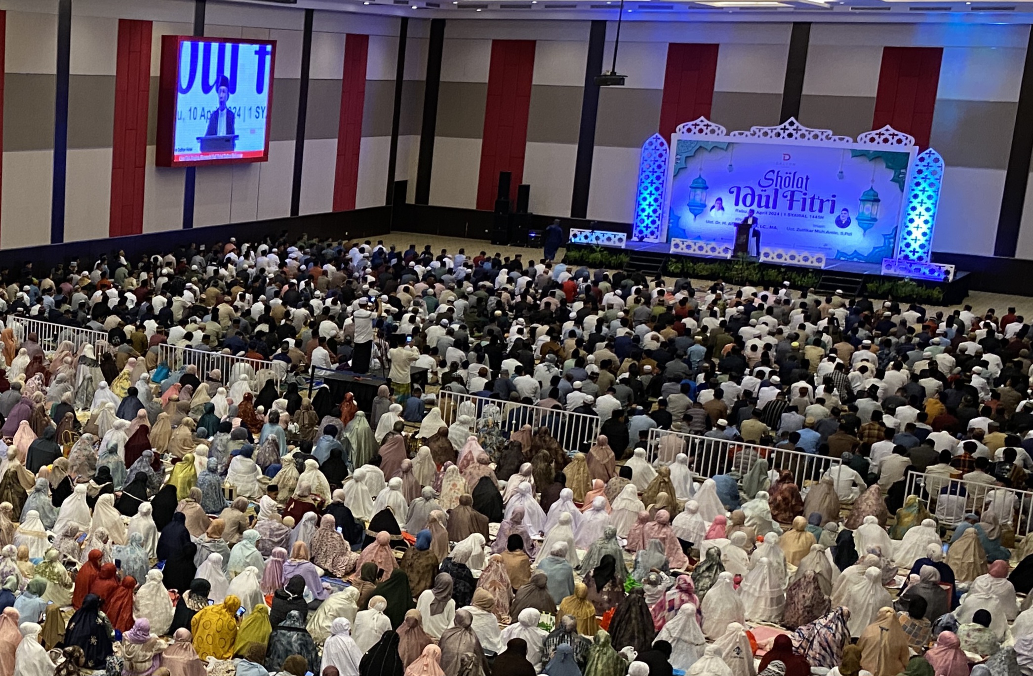 Warga Dari Berbagai Penjuru Kota Melaksanakan Salat Ied di Ballroom Dalton Hotel Makassar