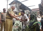 Kunjungi Korban Kebakaran di Sawitto, Bupati Pinrang Serahkan Bantuan