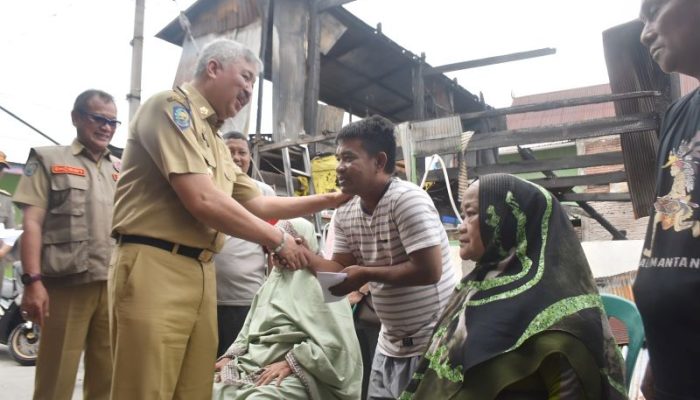 Kunjungi Korban Kebakaran di Sawitto, Bupati Pinrang Serahkan Bantuan
