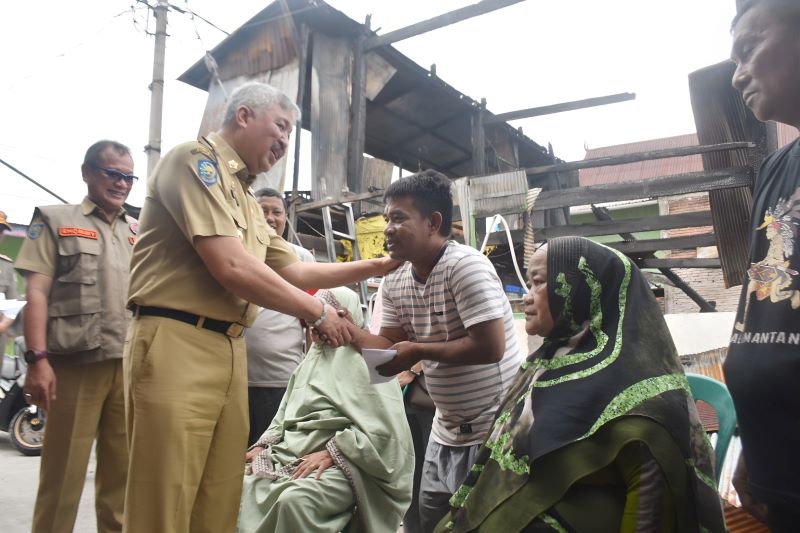 Kunjungi Korban Kebakaran di Sawitto, Bupati Pinrang Serahkan Bantuan