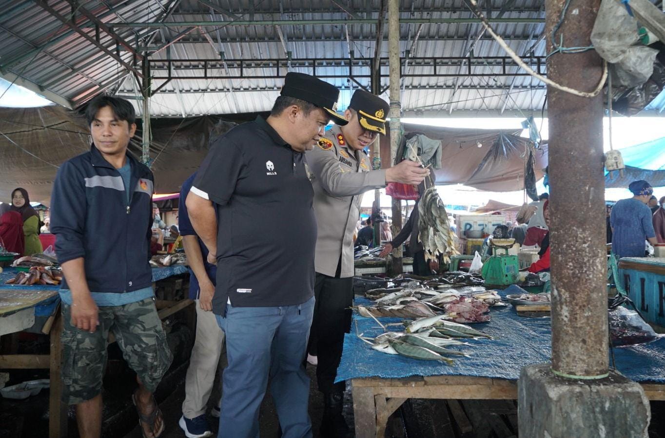 Kapolres Bersama Bupati Pantau Harga Sembako di Pasar Belopa