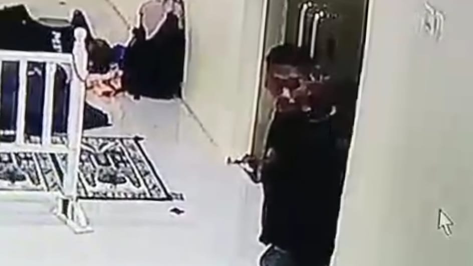 Pencuri HP di Masjid Terekam CCTV