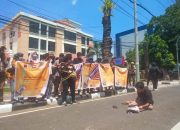 KAJ Sulsel Gelar Aksi Damai dan Teatrikal Depan PN Makassar