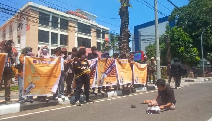 KAJ Sulsel Gelar Aksi Damai dan Teatrikal Depan PN Makassar