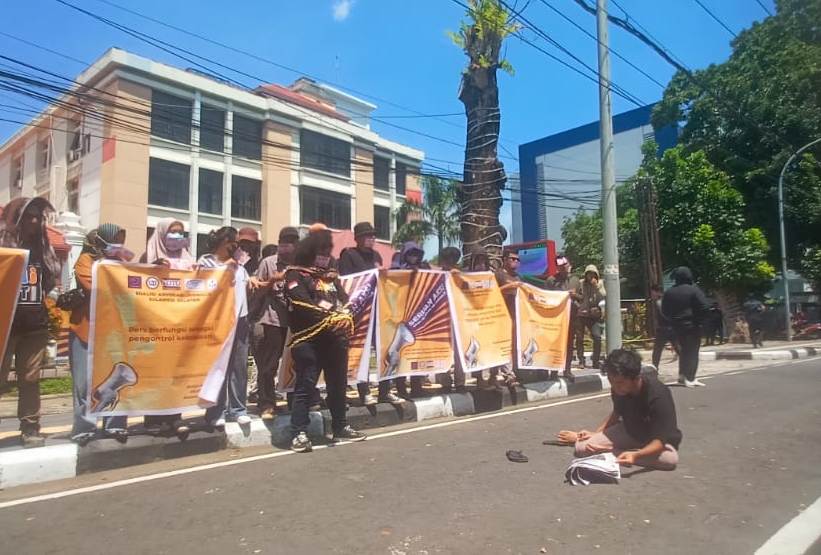 KAJ Sulsel Gelar Aksi Damai dan Teatrikal Depan PN Makassar