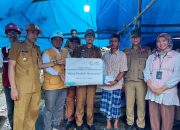 Bantu Korban Kebakaran, A Calo Minta Warga Tetap Waspada