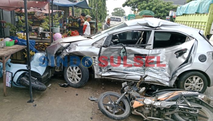 Lepas Kendali, Mobil Brio Tabrak Tiga Pengendara di Poros Sidrap-Pare