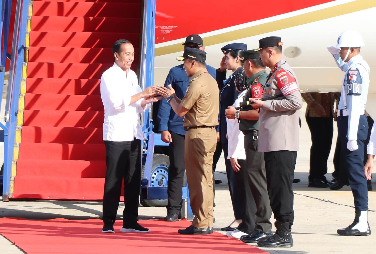 Tiba di Mamuju, Presiden Jokowi Disambut Pj Gubernur Sulbar Prof Zudan