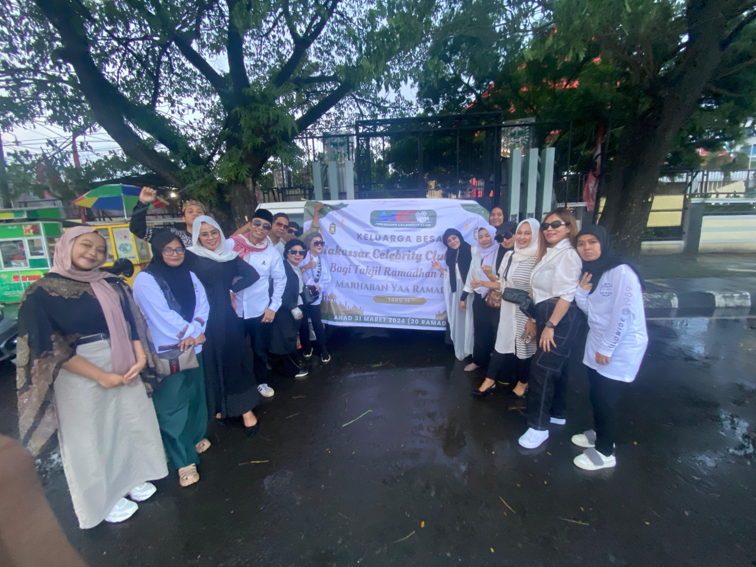 Berkah Ramadan, Talenta Film Makassar Turun ke Jalan Bagi-bagi Takjil