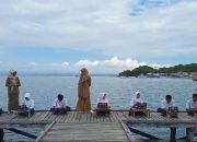 Siswa SMP di Sinjai Terpaksa Ujian di Dermaga, Ada Apa?