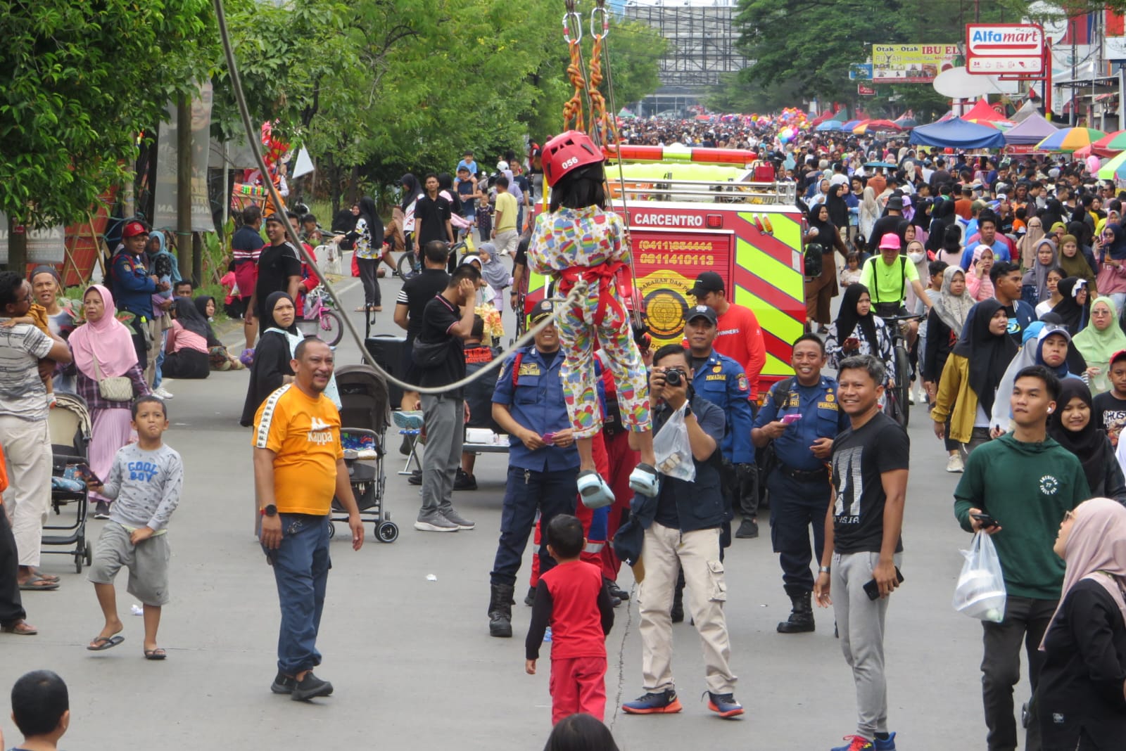 DamKarMat Kota Makassar Sentuh Hati Pengunjung di Car Free Day Boulevard