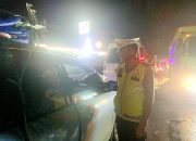 Terjebak Macet Karena Banjir Sejumlah Pengendara Alami Kelaparan, Polres Wajo Salurkan Bantuan Makanan