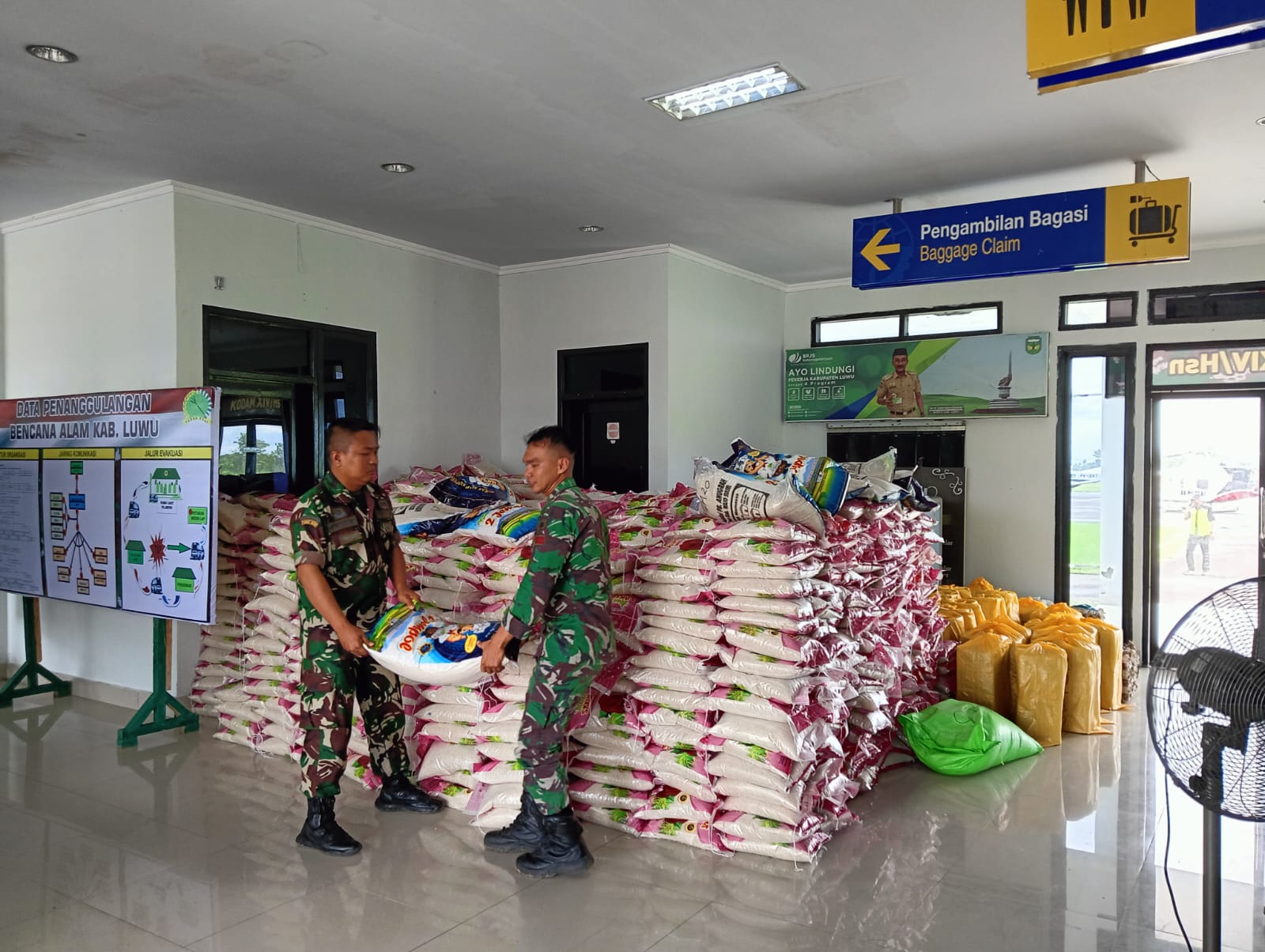Kemensos Kolaborasi BUMN Bantu 40 Ton Beras Korban Bencana di Sulsel