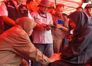 Mensos Risma Kunjungi Korban Banjir dan Longsor di Sulsel