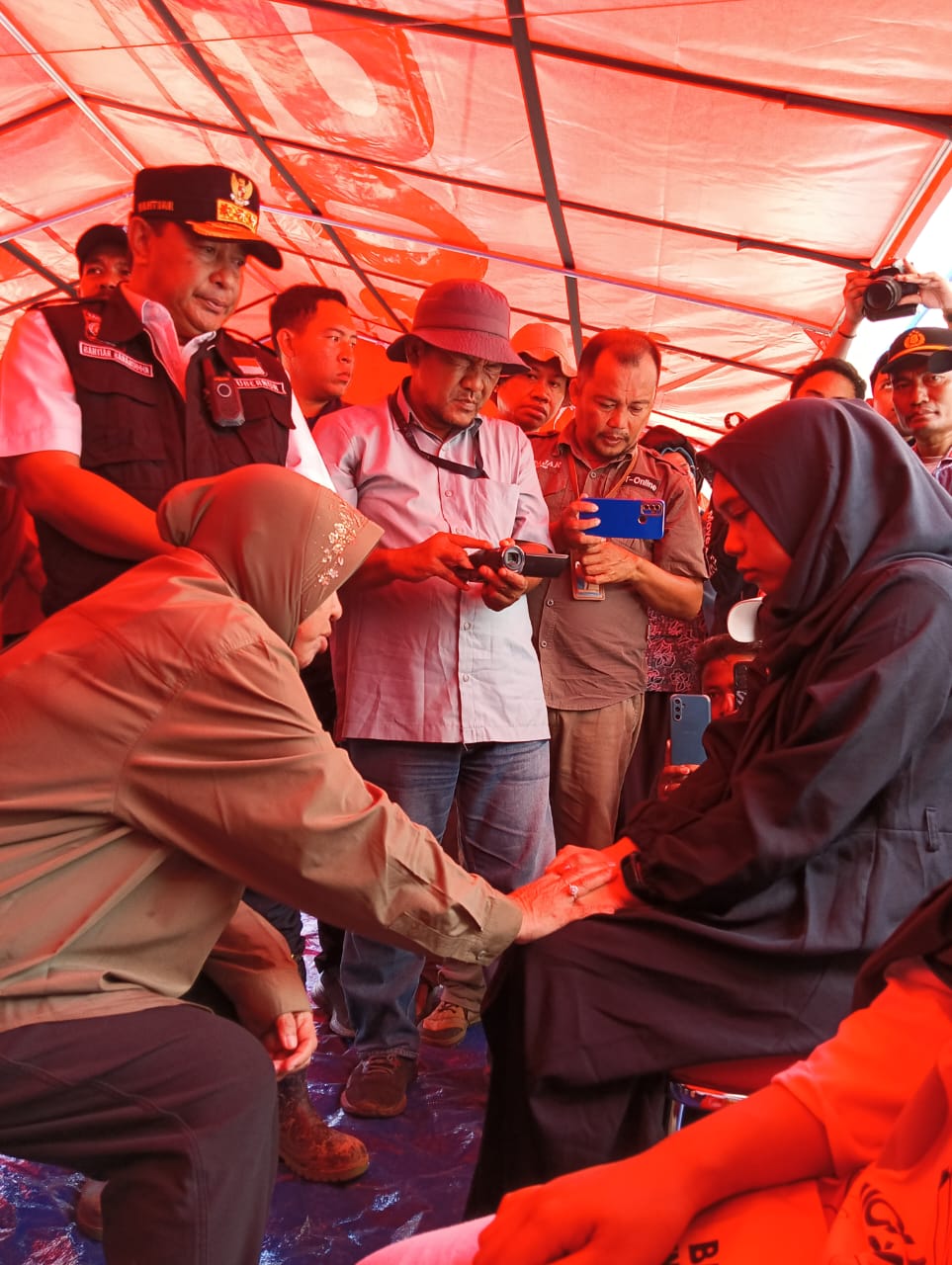 Mensos Risma Kunjungi Korban Banjir dan Longsor di Sulsel