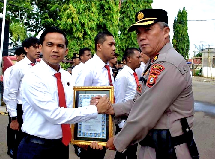 Ungkap Puluhan Kasus Narkoba, Kapolres Bone Beri Penghargaan Kasatres Narkoba