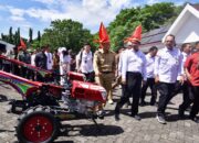 Mentan Amran Serahkan Bantuan Pertanian Senilai Rp 410 Miliar