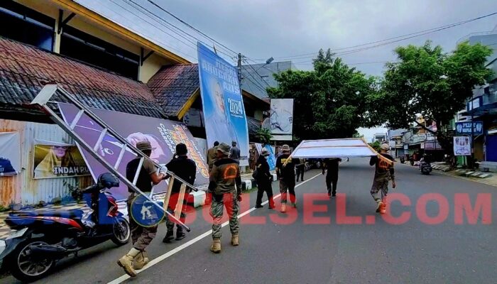 Satpol PP Parepare Mulai Tertibkan Baliho yang Langgar Perda