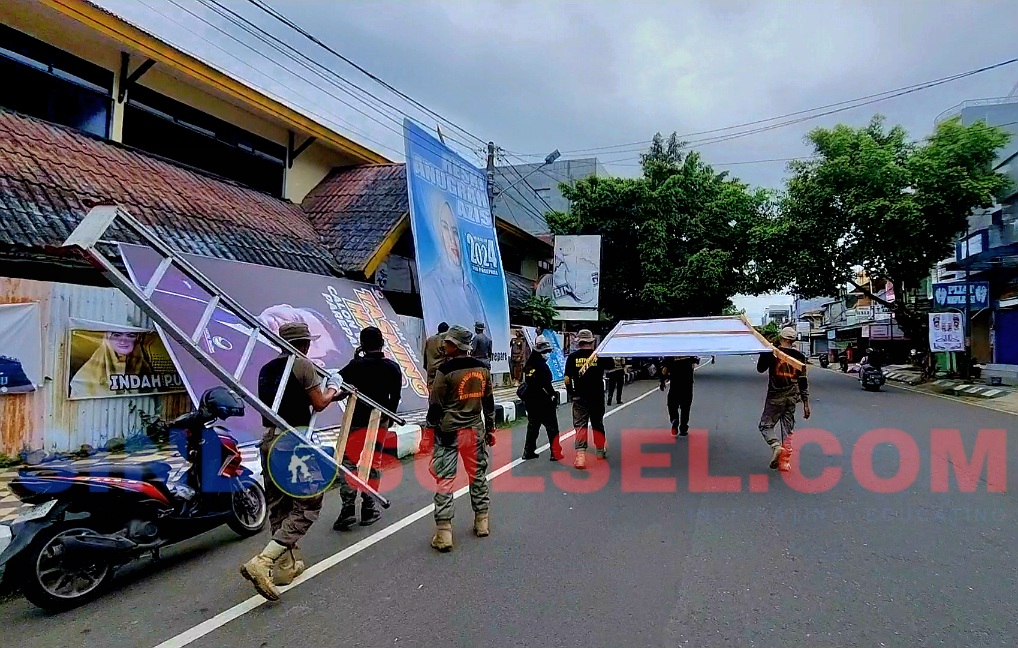 Satpol PP Parepare Mulai Tertibkan Baliho yang Langgar Perda