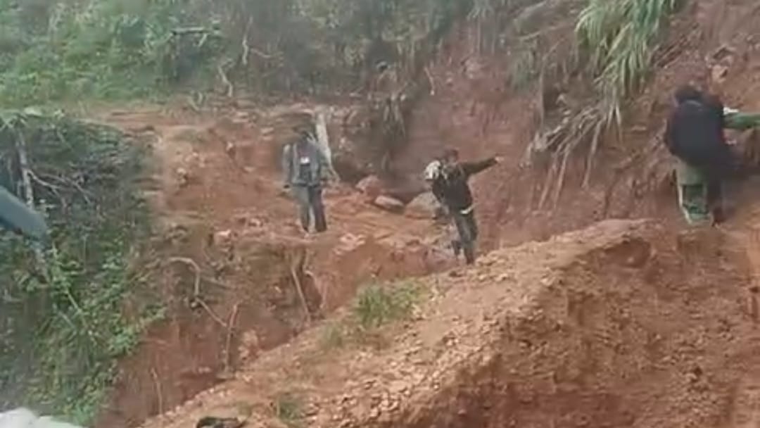 Longsor Tutup Jalan di Sidrap, Pemda Diminta Segera Turun Tangan